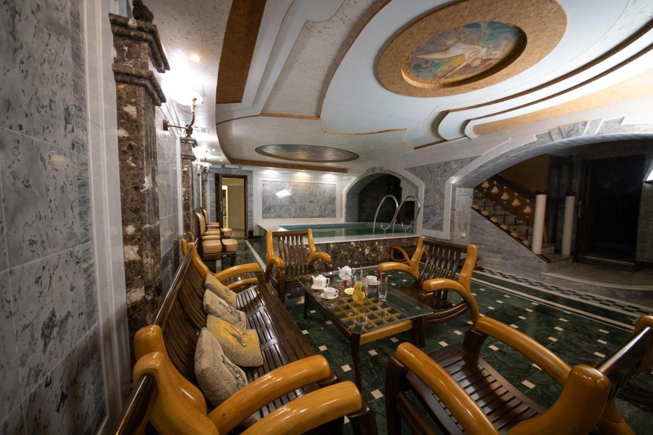 Hotel "Mandarin Clubhouse" Charkiv Exteriör bild